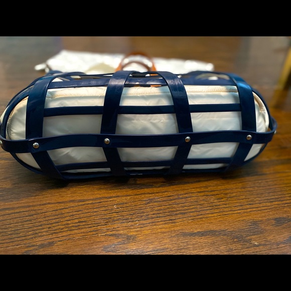 Exquisite Moncler Bag - Picture 6 of 9